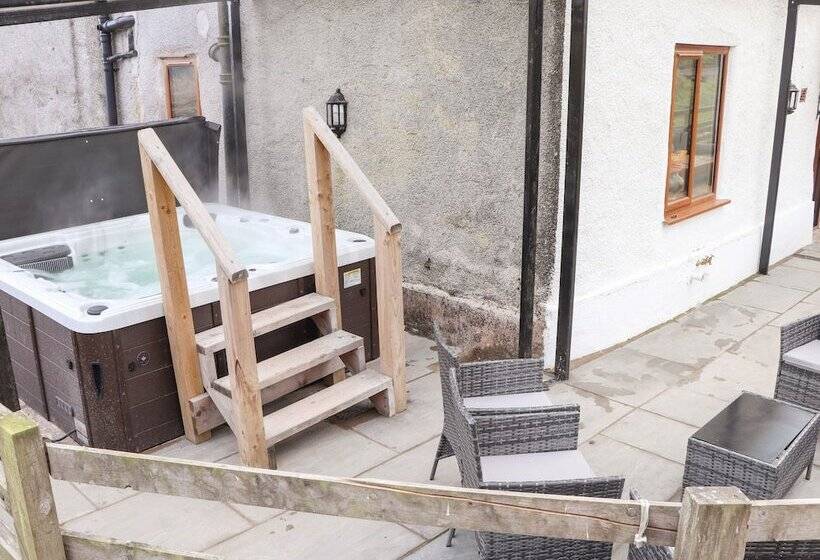 Maestyddyn Farm House