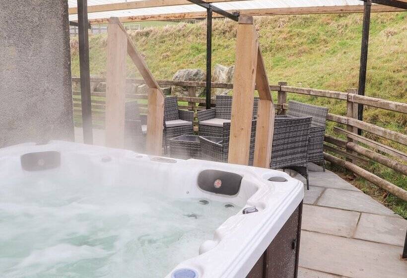 Maestyddyn Farm House