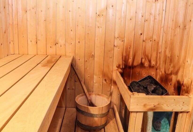 Maestyddyn Farm House