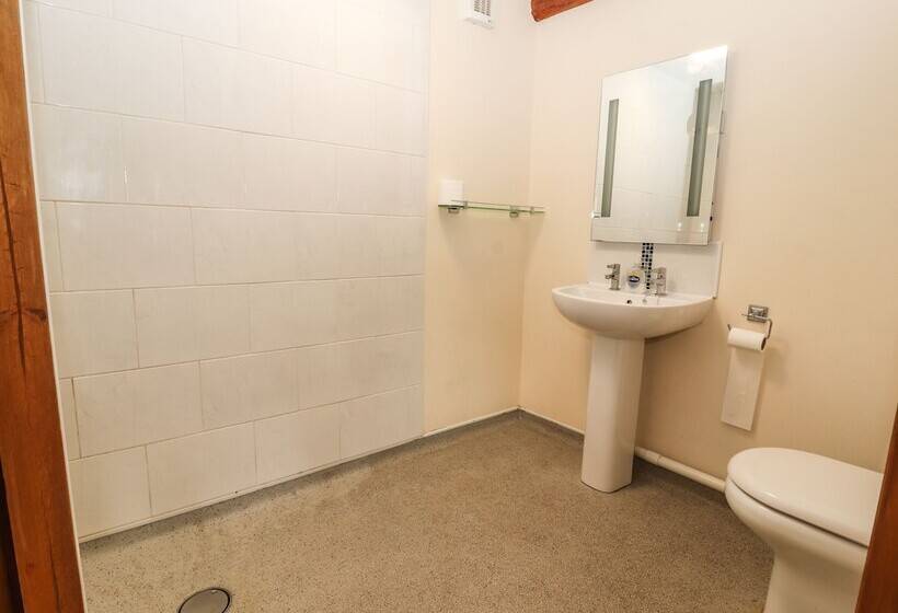 Maestyddyn Farm House