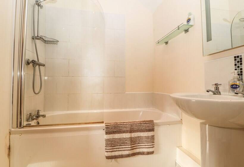 Maestyddyn Farm House