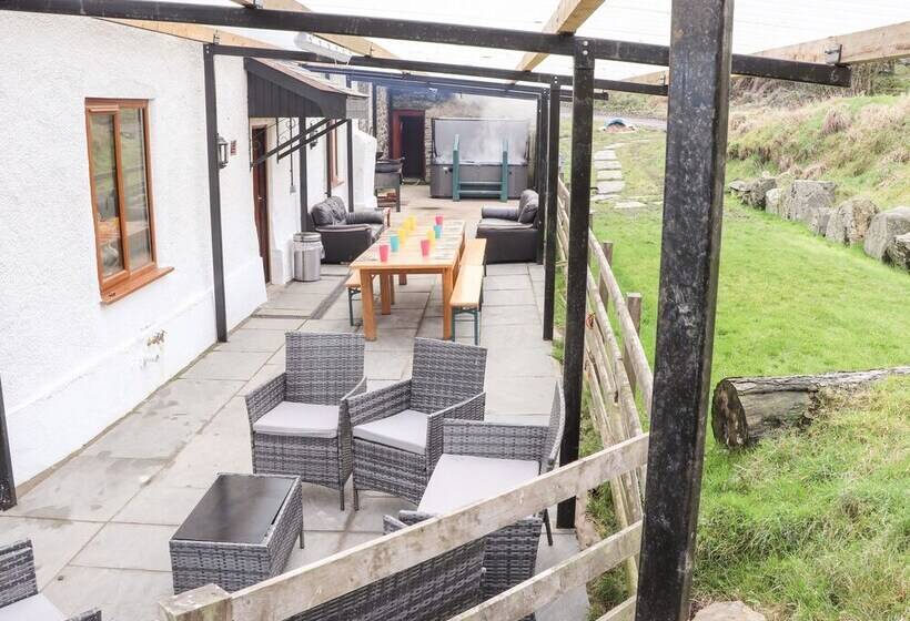 Maestyddyn Farm House