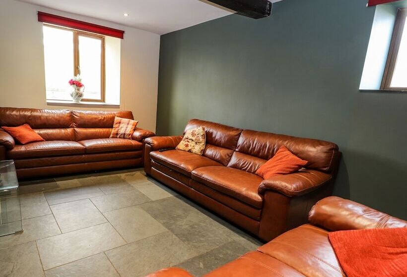 Maestyddyn Farm House