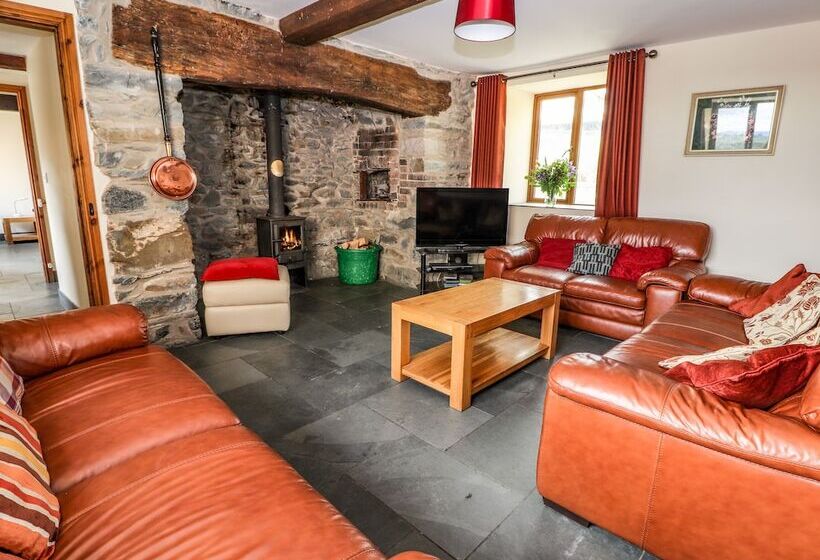 Maestyddyn Farm House