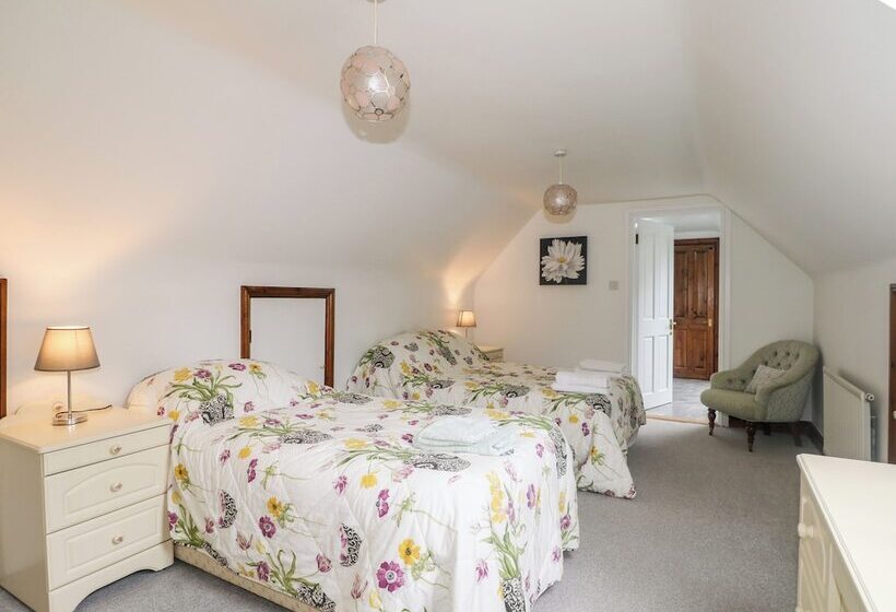 Miswells Cottages   Lake View