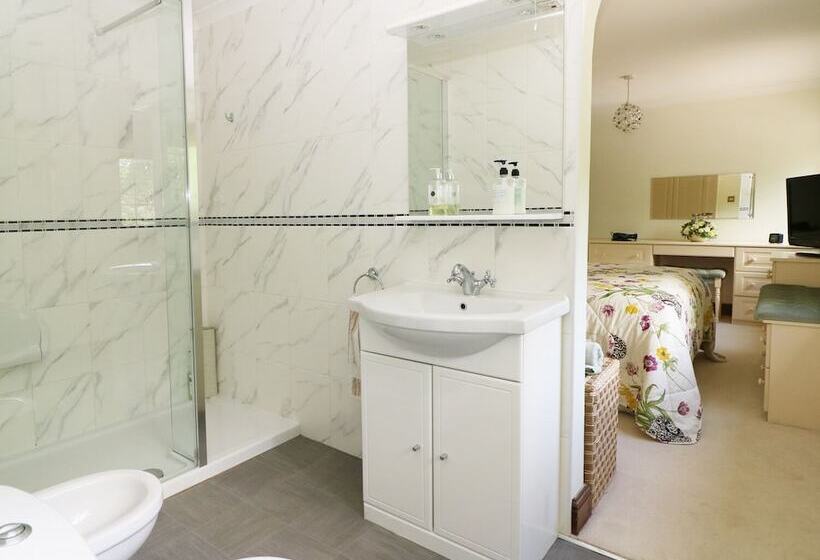 Miswells Cottages   Lake View