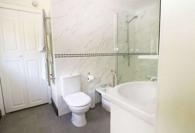 Miswells Cottages   Lake View