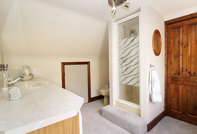 Miswells Cottages   Lake View