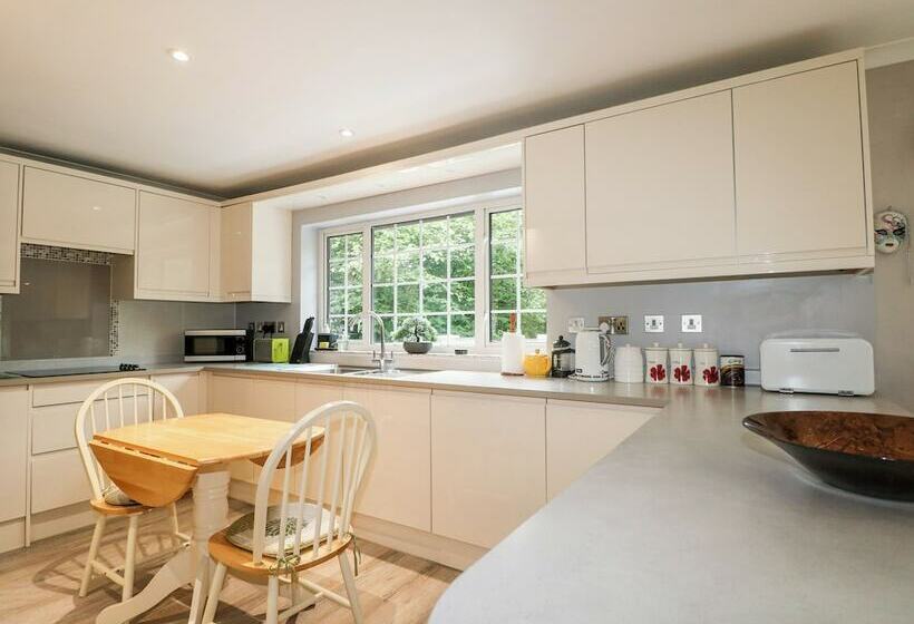 Miswells Cottages   Lake View