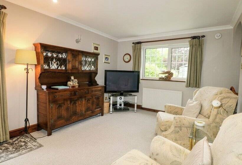 Miswells Cottages   Lake View