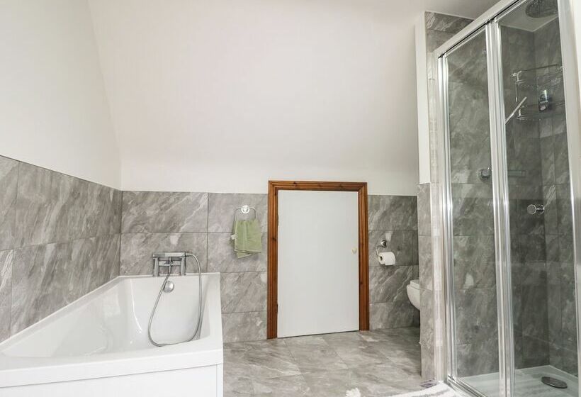 Miswells Cottages   Lake View