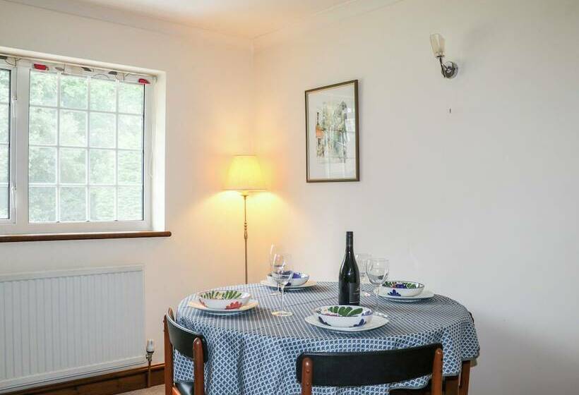 Miswells Cottages   Lake View