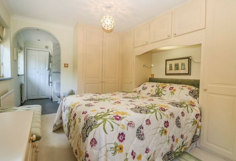 Miswells Cottages   Lake View