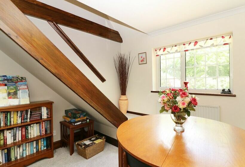 Miswells Cottages   Lake View