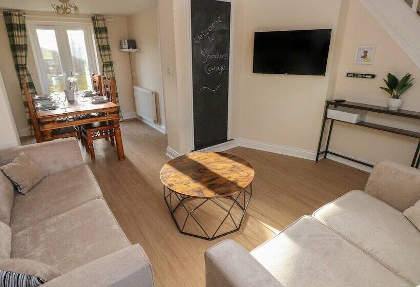 Saddlers Cottage, Berllandeg Farm