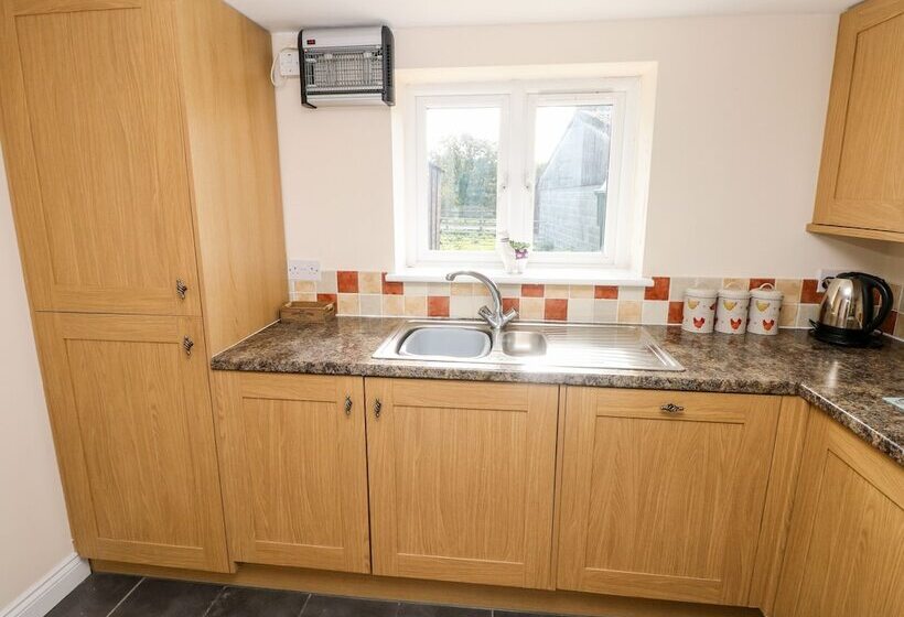 Saddlers Cottage, Berllandeg Farm