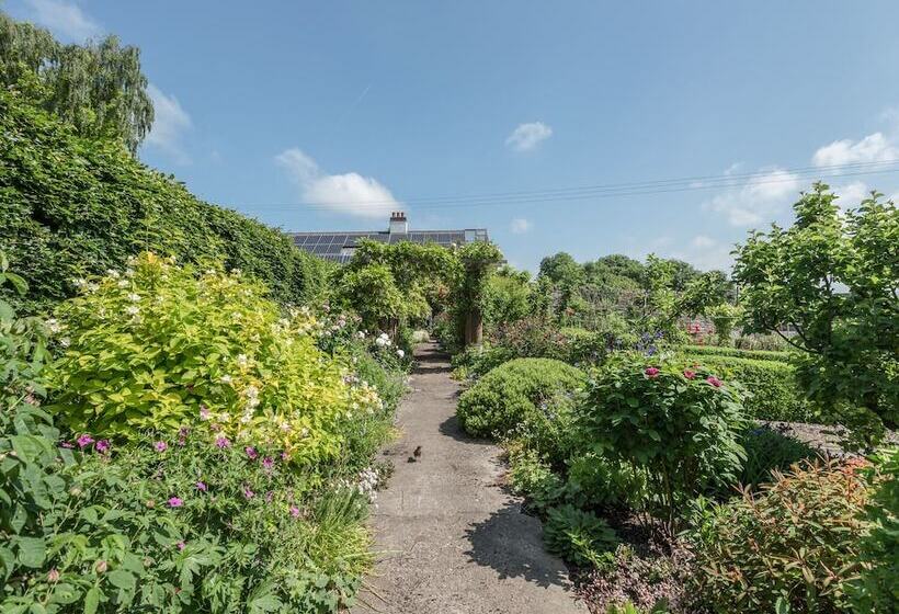 The Old Schoolhouse And Cottage