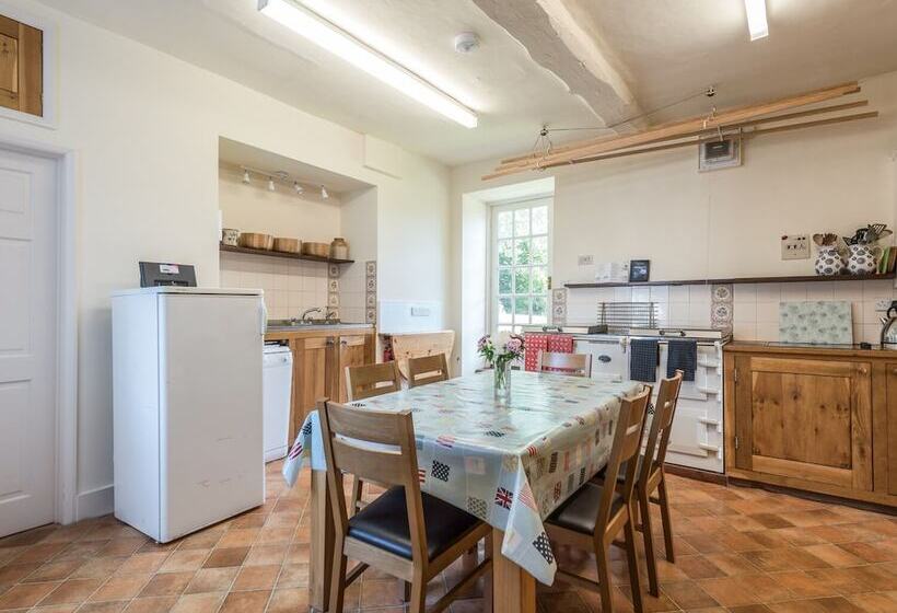 The Old Schoolhouse And Cottage