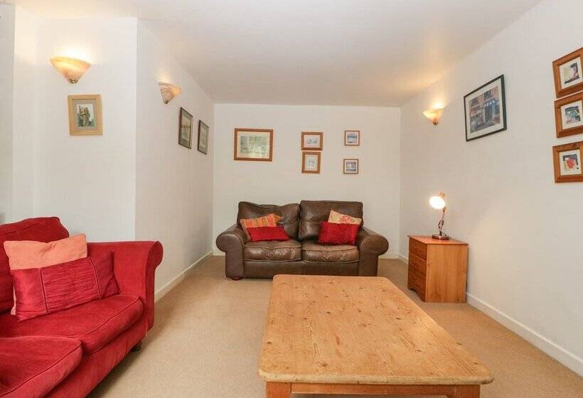 Wheelbarrow Cottage