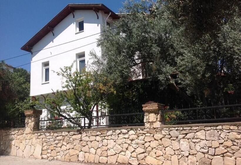 Bed and Breakfast Beyaz Ev Pansiyon