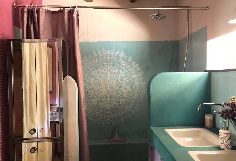 مبيت وإفطار Far Out Oasis