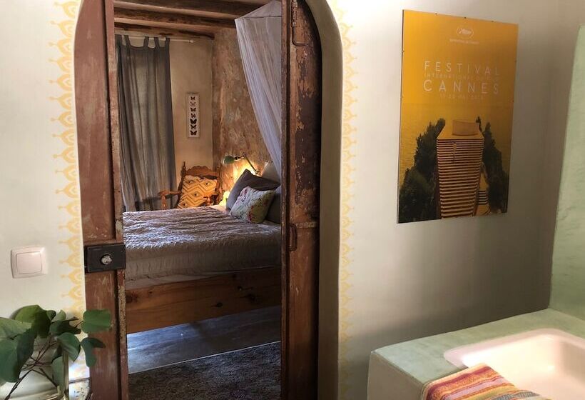 مبيت وإفطار Far Out Oasis