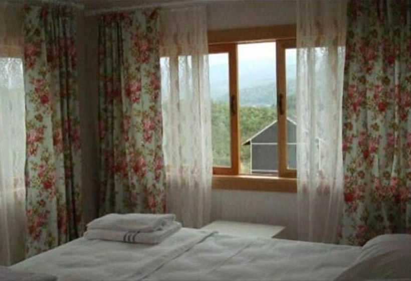 هتل Acarlar Zumrut Bahce