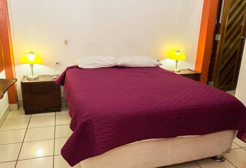 هتل Albergue La Jungla