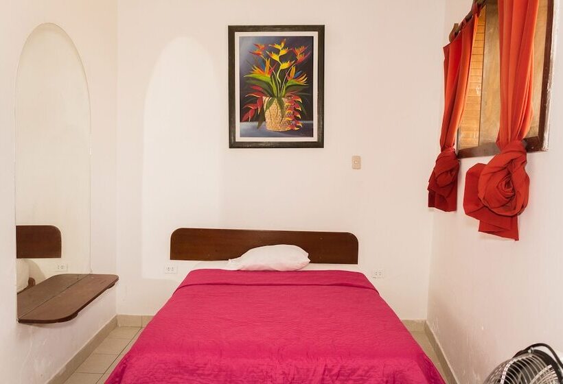 هتل Albergue La Jungla