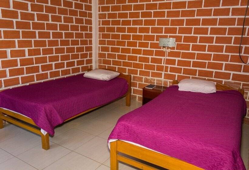 هتل Albergue La Jungla