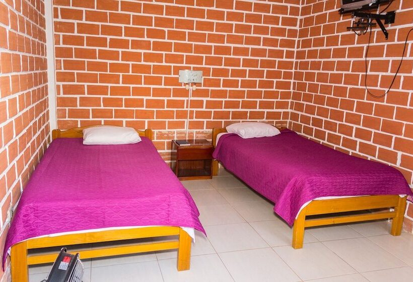 هتل Albergue La Jungla