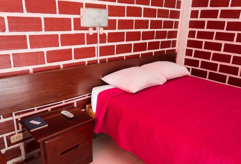 هتل Albergue La Jungla