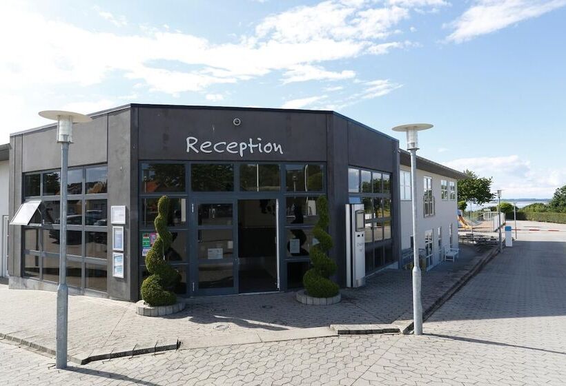 בית מלון כפרי First Camp Bøjden Strand