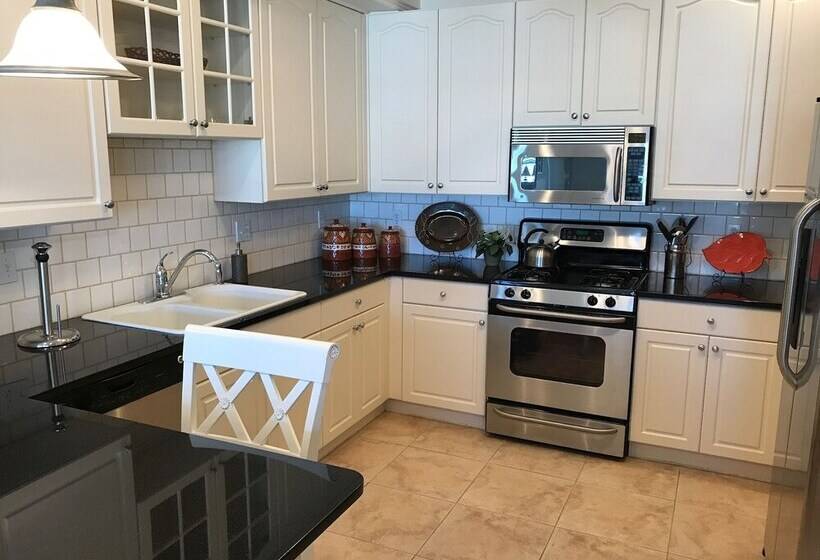 Отель Hemingways By The Sea