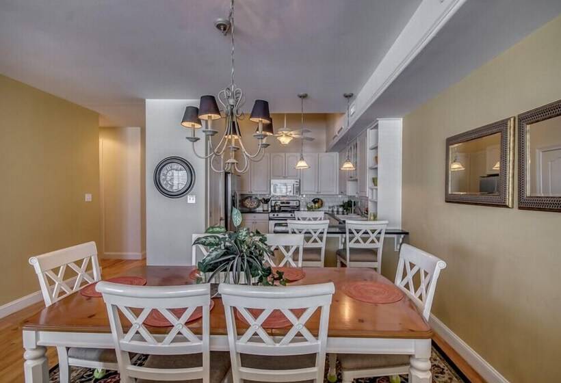 Отель Hemingways By The Sea