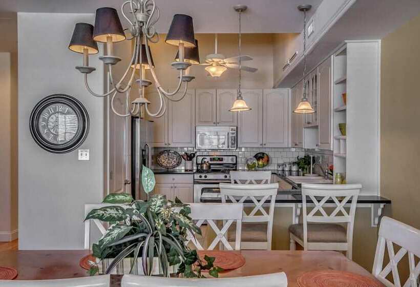 Отель Hemingways By The Sea