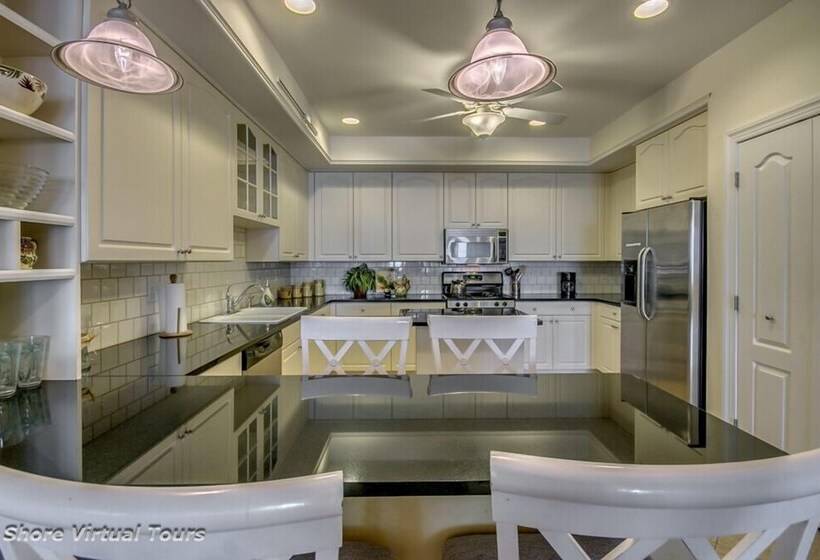 Отель Hemingways By The Sea