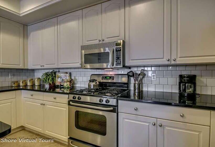 Отель Hemingways By The Sea