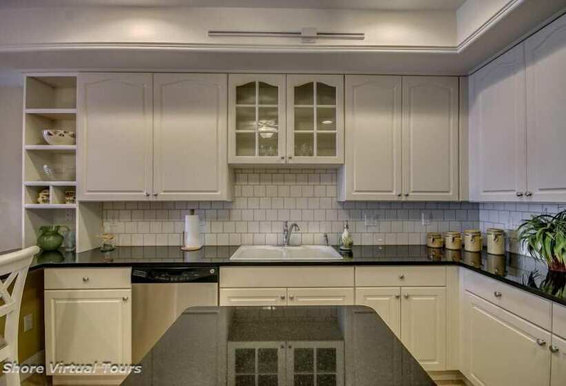 Отель Hemingways By The Sea