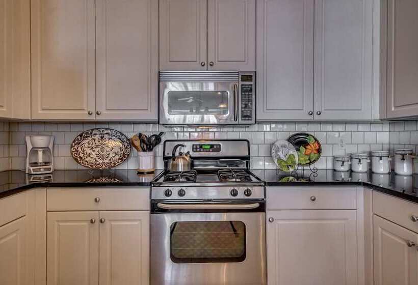 Отель Hemingways By The Sea