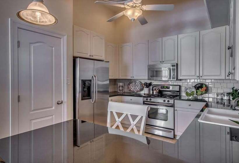 Отель Hemingways By The Sea