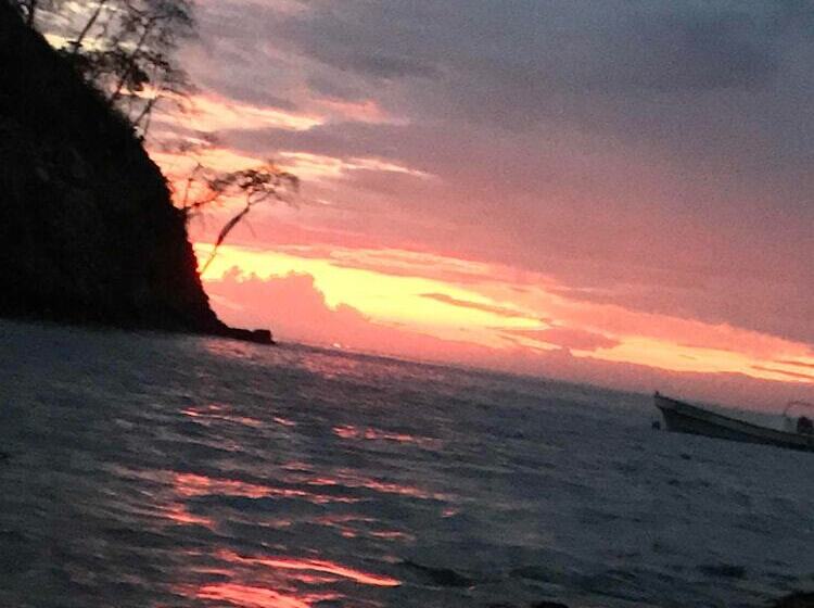 فندق Iguana Beach Eco Resort