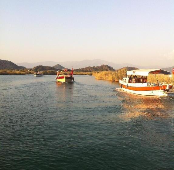 هتل Kamarca House