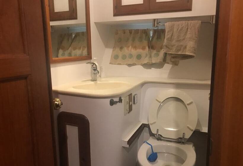 בית מלון כפרי Motor Yacht Calypso