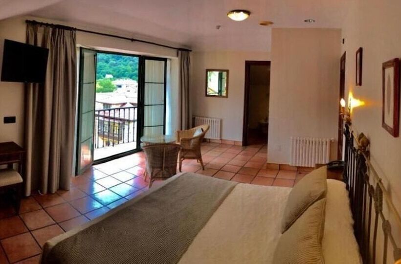 هتل Villa De Cabrales