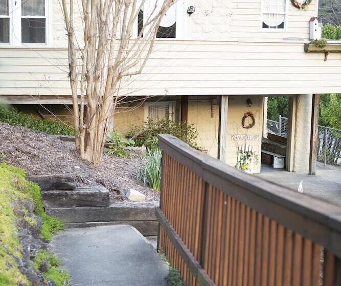 מוטל Chimney Rock Inn