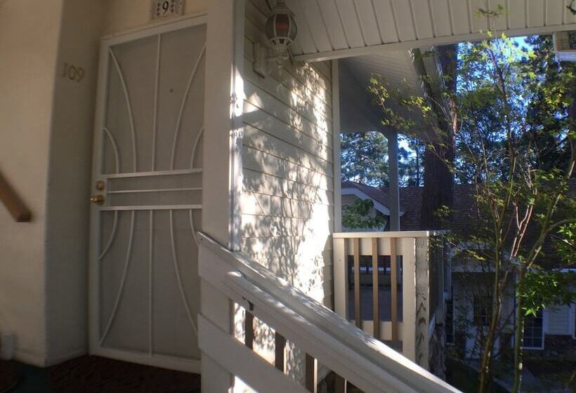 Мотель Giant Oaks Lodge