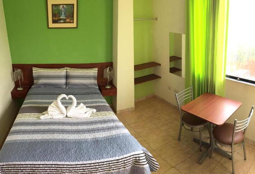 ユースホステル Hostal Rodinn