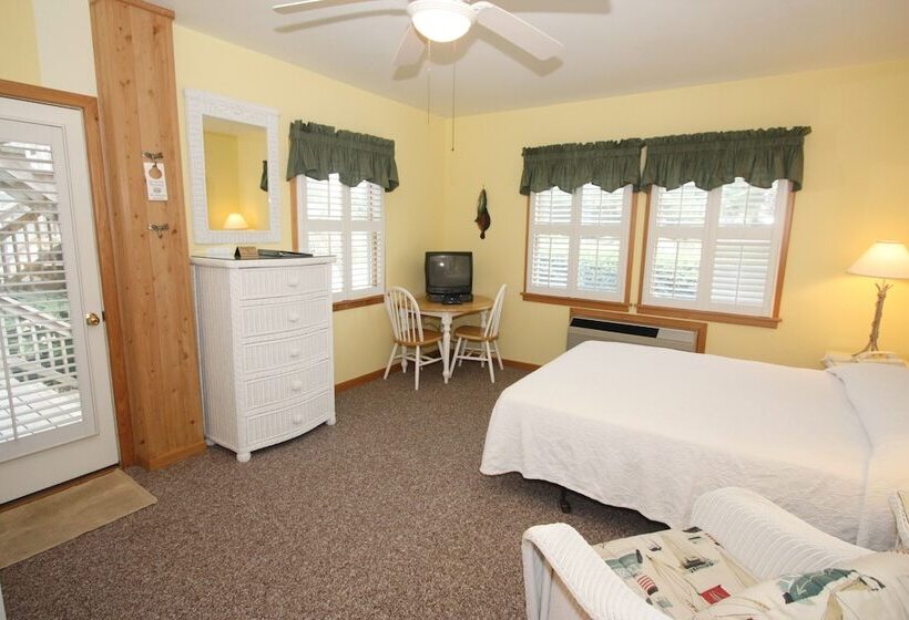 Bed and Breakfast Courtyard Villas On Silver Lake Harbor