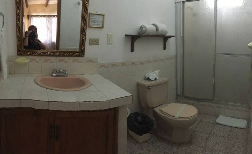 تختخواب و صبحانه Econo Guest House